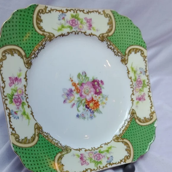 Vintage Floral Green and White Ceramic Plates - Picture 4 of 7